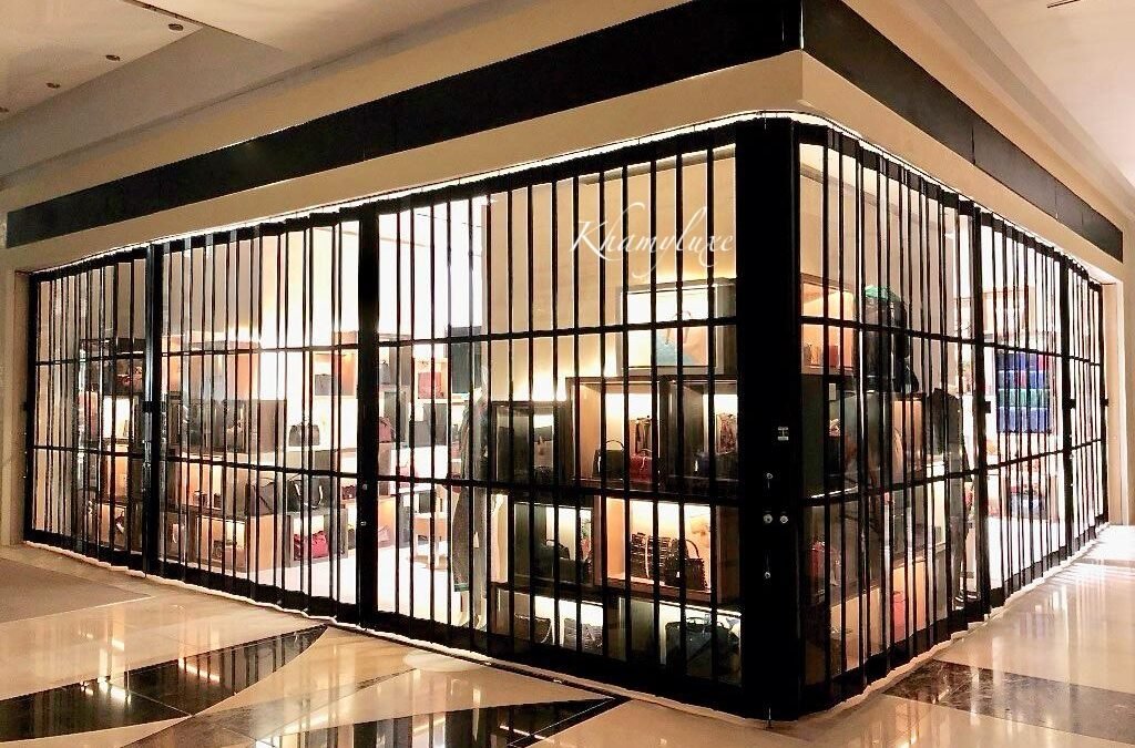 Exhibición sin límites y estética premium. La cortina transparente de cristal de Khamyluxe eleva el diseño de cualquier fachada comercial. Fabricada como una elegante cortina con paneles de cristal y opciones de cortina de cristal templado, esta cortina de cristal es la solución perfecta para escaparates y boutiques que exigen visibilidad 24/7 sin sacrificar el blindaje.