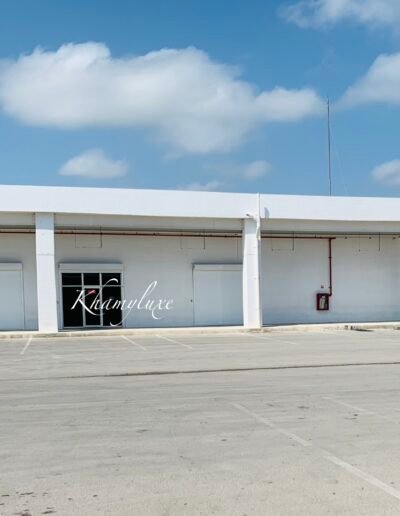 Resistencia extrema certificada contra la naturaleza. La máxima protección está garantizada con nuestra cortina anti huracan. Disponible como cortina enrollable segura para huracan en su impenetrable versión de cortina de acero ciega. Esta cortina enrollable contra huracan y robusta cortina de acero anti huracan, blinda tu patrimonio frente a las condiciones climáticas más severas de México.