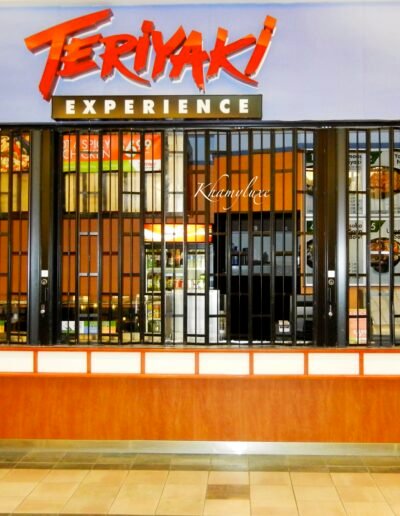 Seguridad comercial inquebrantable. Diseñada como una robusta cortina de tipo reja, el modelo Protecta ofrece el máximo nivel de disuasión visual y física. Su sólida estructura de cortina en forma de reja es la elección preferida para accesos que requieren un flujo de aire constante y un blindaje arquitectónico superior.