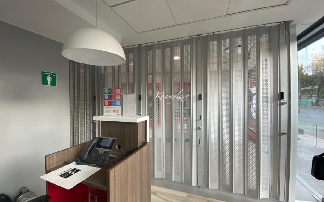 Cortina abatible, Modelo aíra, cortinas metálicas plegables, cortinas para bancos y joyerías