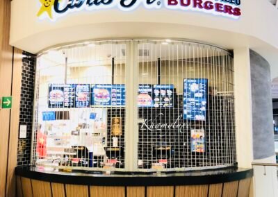 Estética, ventilación y seguridad tradicional. Nuestra cortina de aluminio tubular es el referente indiscutible en protección perimetral. Ya sea que busques una cortina tubular ligera, una resistente cortina de tubos o una cortina enrejada clásica, esta cortina de reja garantiza una barrera física infranqueable sin bloquear la visibilidad de tu local.