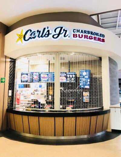 Estética, ventilación y seguridad tradicional. Nuestra cortina de aluminio tubular es el referente indiscutible en protección perimetral. Ya sea que busques una cortina tubular ligera, una resistente cortina de tubos o una cortina enrejada clásica, esta cortina de reja garantiza una barrera física infranqueable sin bloquear la visibilidad de tu local.