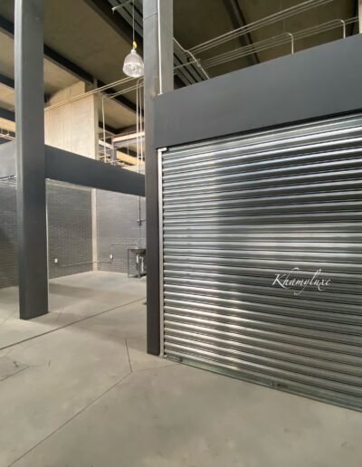 Privacidad total y diseño minimalista. La excelencia de la cortina de acero enrollable llevada a su máxima expresión. Si tu proyecto exige discreción absoluta, nuestra cortina ciega o cortina enrollable ciega es la respuesta. Una cortina de acero ciega y cortina metalica enrollable que sella tu espacio con un acabado completamente liso y elegante.