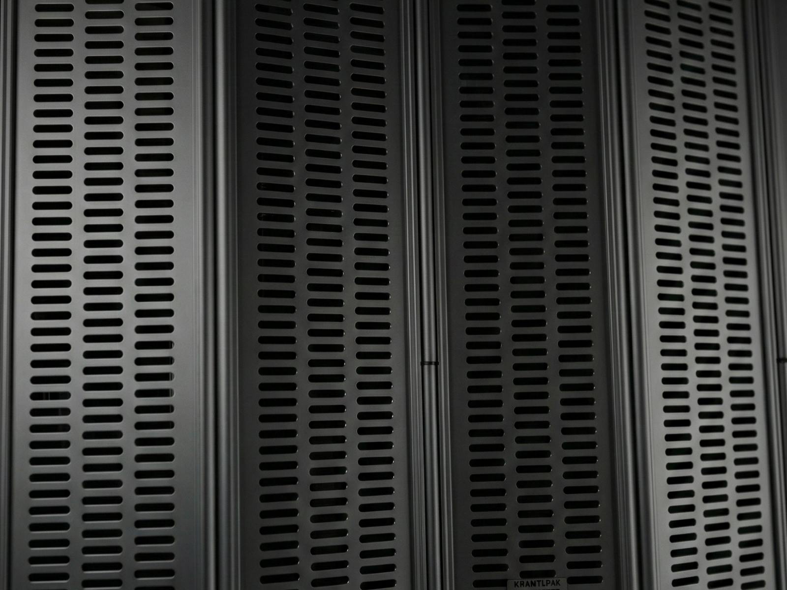 cortina corrediza. Cortina de aluminio. Cortina de Acero. Cortina Multiperforada Horizontalmente Modelo Aíra Paneles Khamyluxe