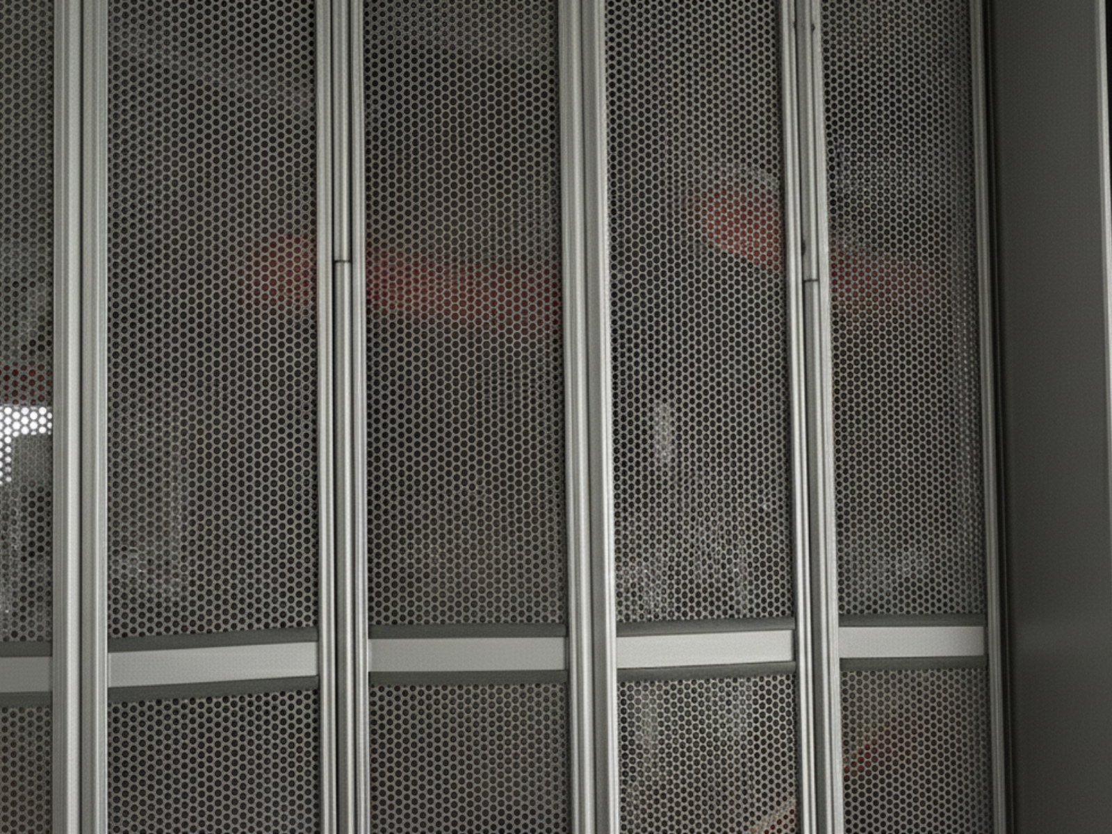 Cortina Plegable de Aluminio o Acero Multiperforada Modelo Kamaleónika Acabado