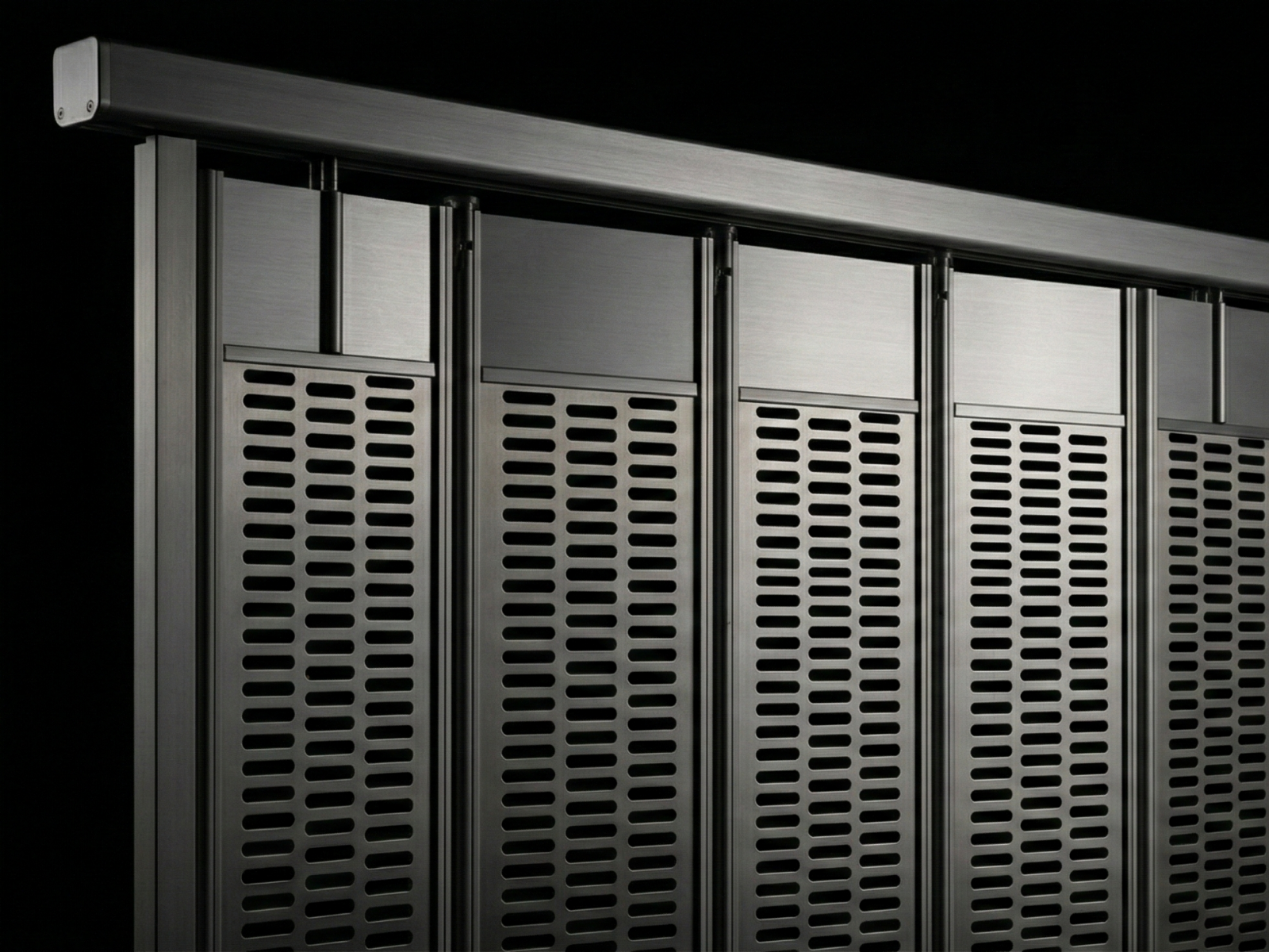 cortina corrediza. Cortina de aluminio. Cortina de Acero. Cortina Multiperforada Horizontalmente Modelo Aíra Riel Khamyluxe