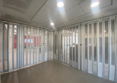 cortina corrediza. Cortina de aluminio. Cortina de Acero. Cortina Multiperforada Horizontalmente Modelo Aíra Imagen dl Hero Khamyluxe