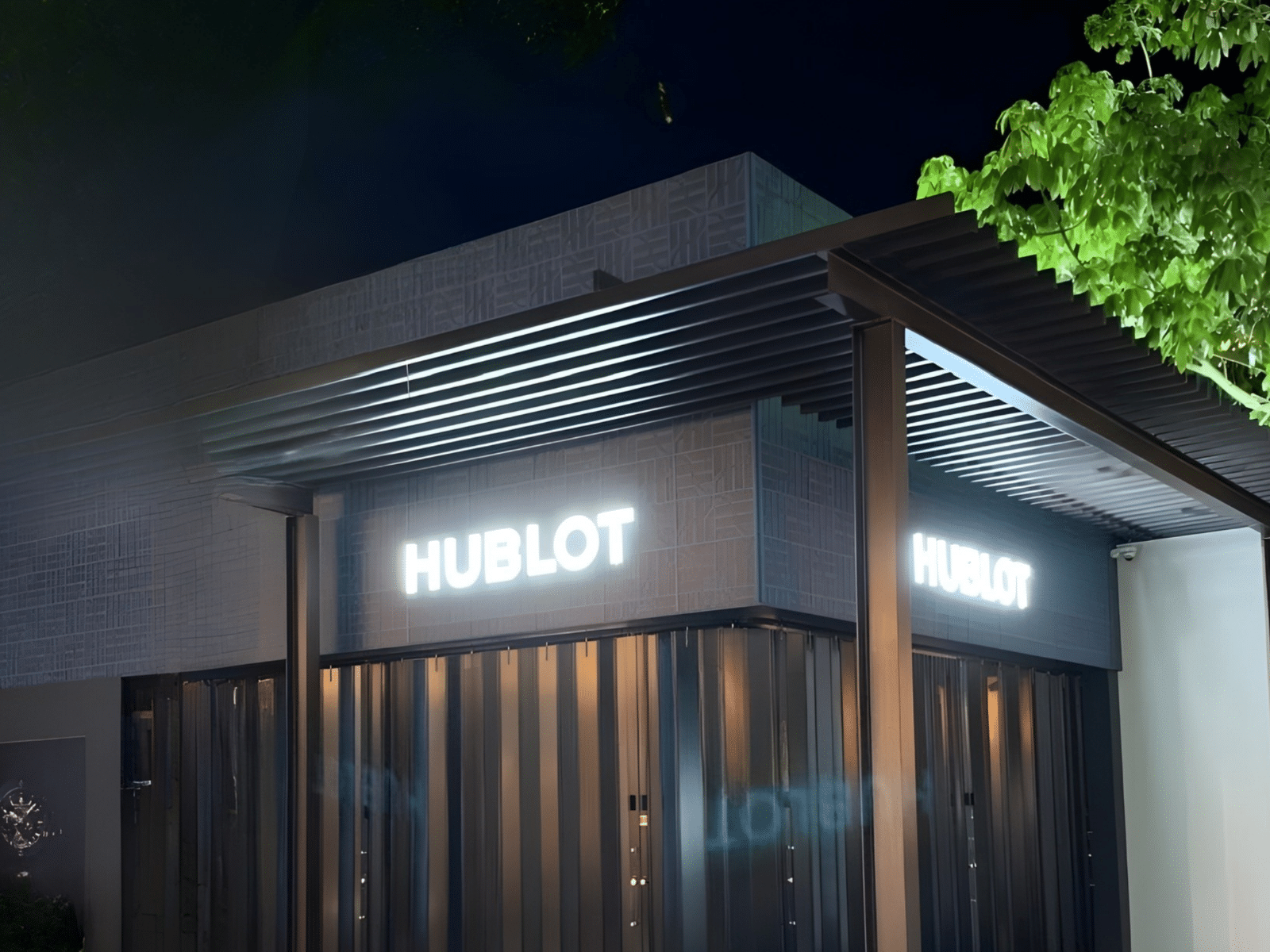 Cortina Plegable de Aluminio o Acero Totalmente Cerrada Modelo Discreta