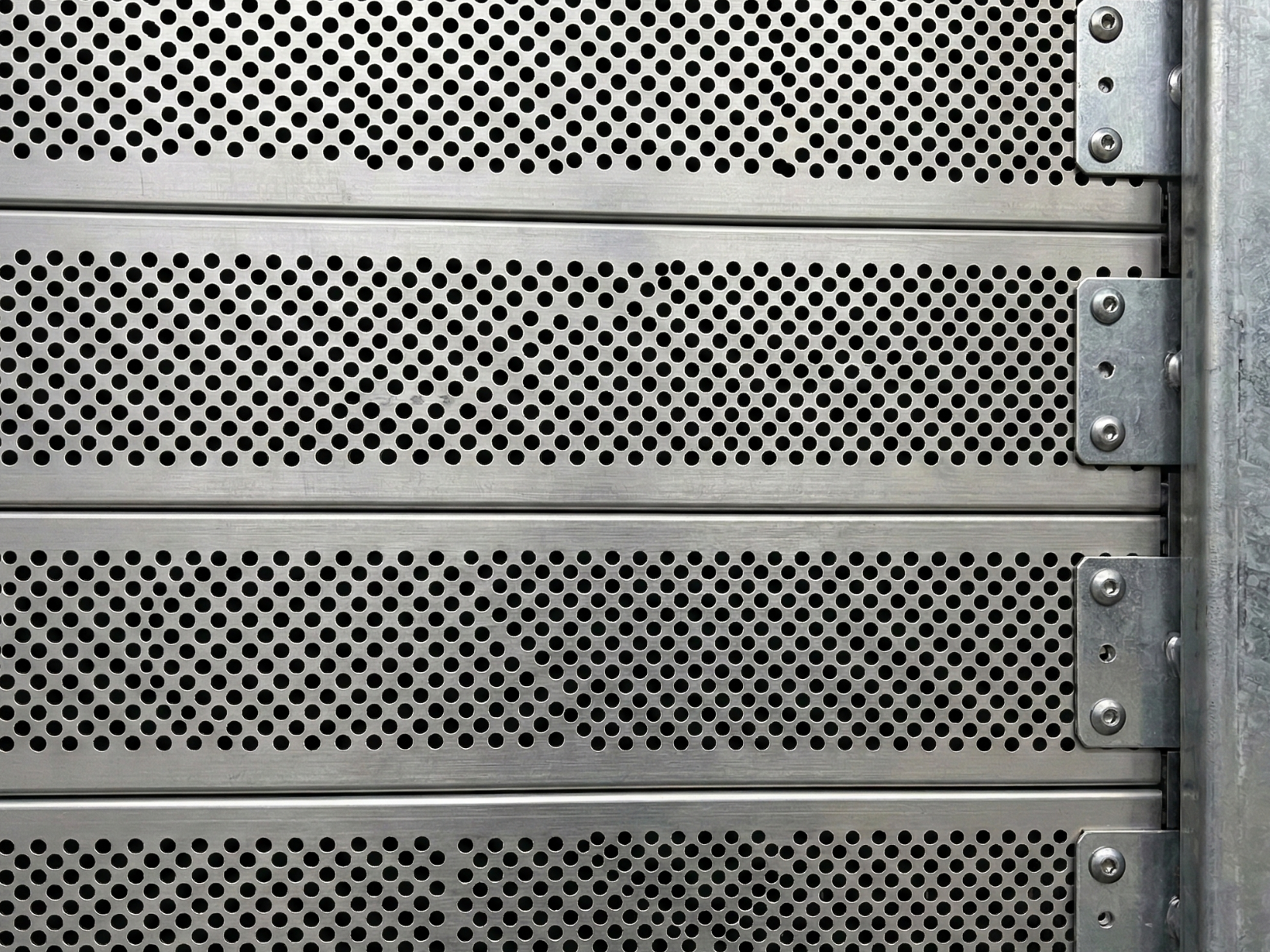 Cortina Enrolllable Multiperforada. Cortina Enrollable. Modelo Sahara Visión. Cortina de Aluminio. Cortina de Acero. Cortina Enrollable  Perforada. Medida de los Paneles | Khamyluxe