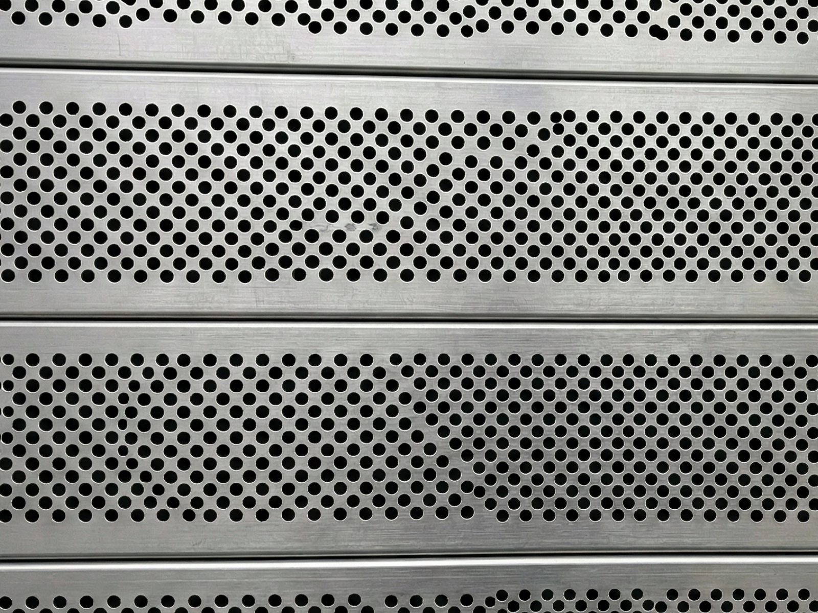 Cortina Enrolllable Multiperforada. Cortina Enrollable. Modelo Sahara Visión. Cortina de Aluminio. Cortina de Acero. Cortina Enrollable  Perforada.<br />
Acabado | Khamyluxe