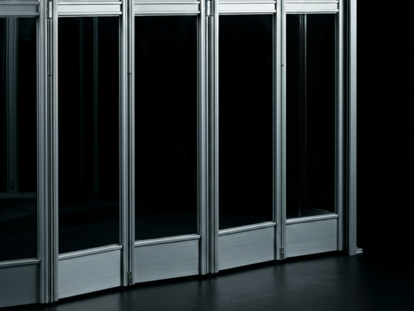 Cortina de Cristal. Cortina Corrediza. Modelo Cristalina. Cortina de Aluminio. Cortina de Acero. Cortina de Cristal Templado. Modelo Cristalina Arrastre | Khamyluxe