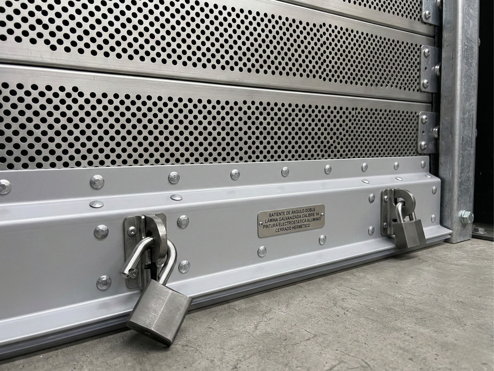 Cortina Enrolllable Multiperforada. Cortina Enrollable. Modelo Sahara Visión. Cortina de Aluminio. Cortina de Acero. Cortina Enrollable  Perforada. Batiente | Khamyluxe