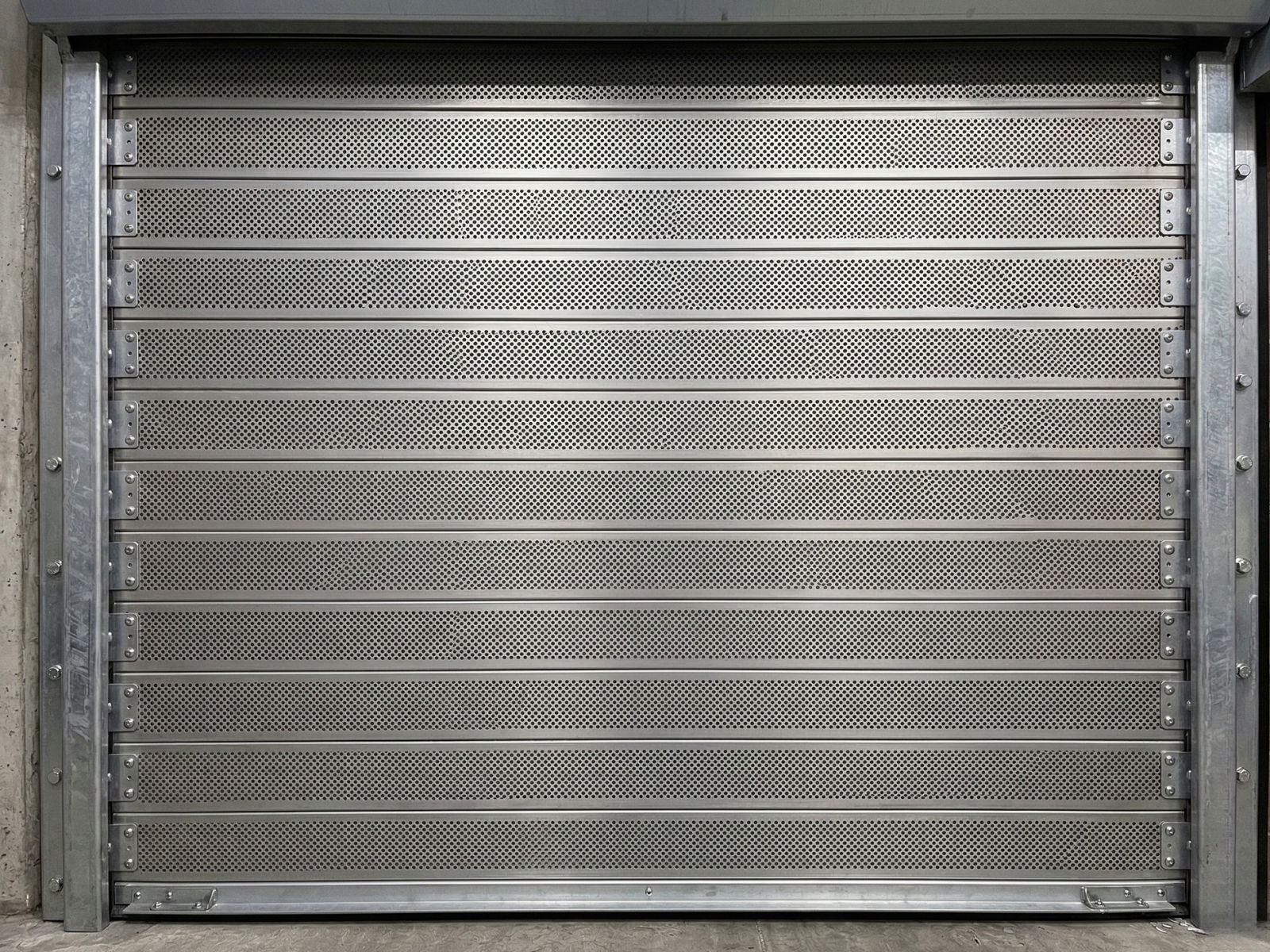 Cortina Enrolllable Multiperforada. Cortina Enrollable. Modelo Sahara Visión. Cortina de Aluminio. Cortina de Acero. Cortina Enrollable  Perforada. Paneles | Khamyluxe