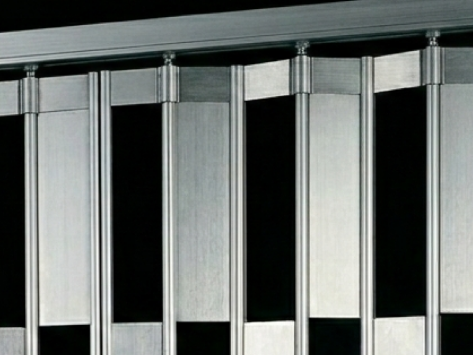 Cortina Seccionada. Cortina con patrones. Cortina corrediza. Cortina de aluminio. Cortina de acero. Modelo Efecta Riel | Khamyluxe