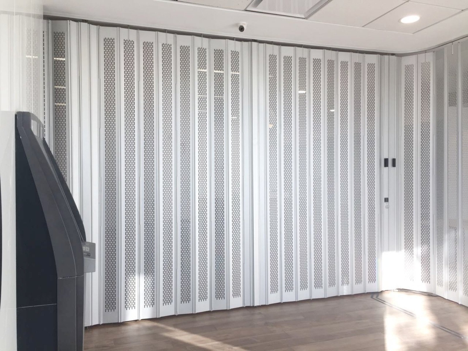 Cortina de aluminio troquelada y persianas metálicas para negocios elegantes | Khamyluxe 2026