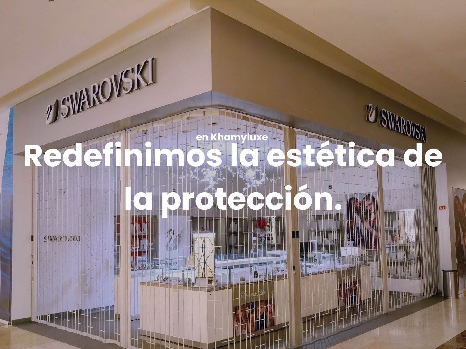 Instalación de cortina de reja tubular de aluminio en joyería de centro comercial. Texto en imagen: en Khamyluxe Redefinimos la estética de la protección. Cortinas metálicas para plazas comerciales.