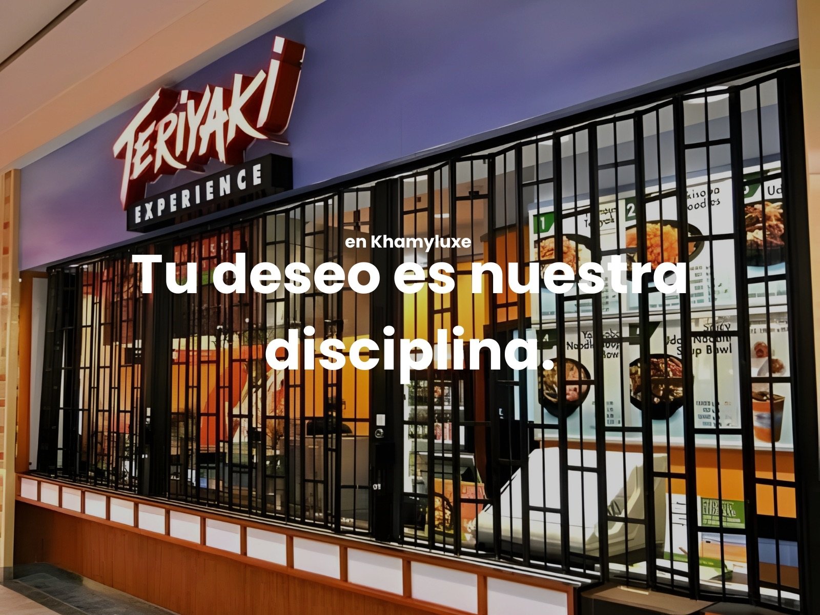 Cortina en forma de reja negra y puertas metálicas de seguridad instaladas en restaurante. Texto en imagen: en Khamyluxe Tu deseo es nuestra disciplina. Protección para negocios y locales.