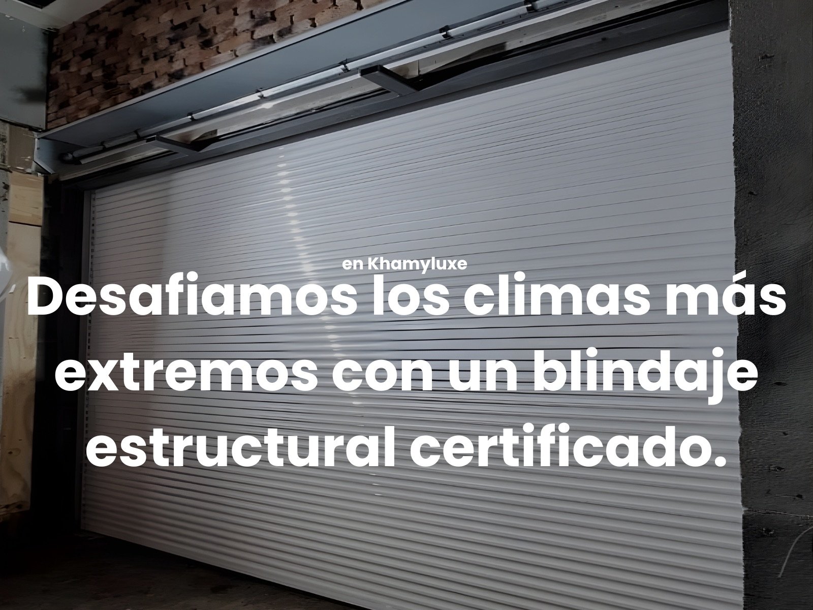 Modelo AH240 Anti Huracán Cortina anti huracán AH240 resistente a 240 km/h. Cortina enrollable de duela ciega armada con duelas ciegas de aluminio extruído para protección extrema.