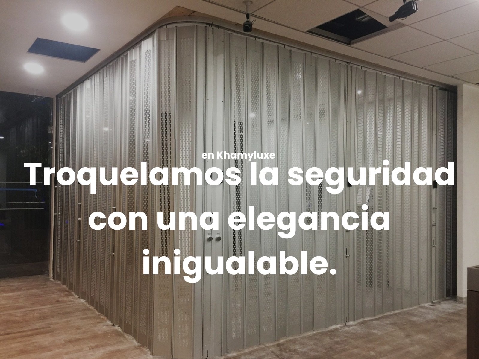 Cortina troquelada Aíra con perforaciones horizontales. Esta cortina de aluminio troquelada y perforada ovaladamente ofrece máxima seguridad arquitectónica.