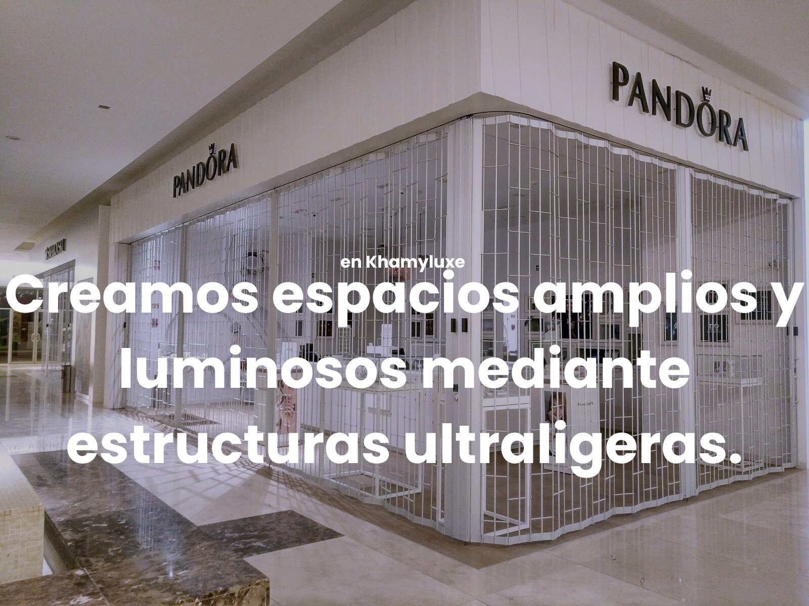 Cortina plegable tubular Clásica. Cortina tubular fabricada con tubos de aluminio ligeros para delimitar espacios con alta visibilidad y diseño minimalista.