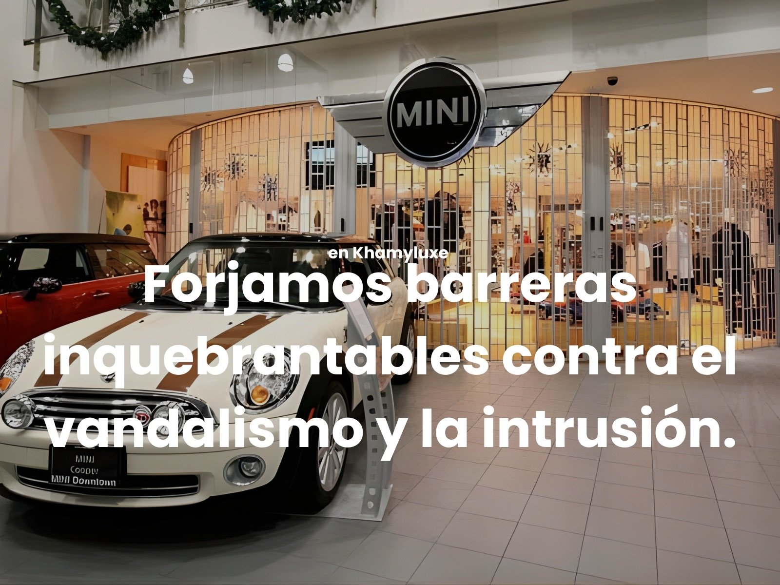 Cortina enrejada Protecta antivandalismo. Cortina tubular con soleras planas y varillas de aluminio que funciona como una robusta cortina de reja comercial.