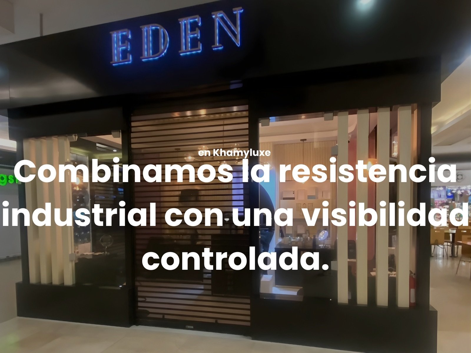 Cortina enrollable multiperforada Sahara Visión de uso rudo. Cortina de lámina multiperforada en acero galvanizado para la protección para negocios de alto flujo.