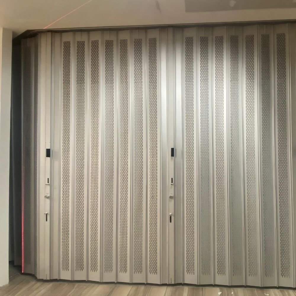 Un primer plano técnico que muestra un panel de cortina de aluminio del Modelo Aíra con un patrón de perforaciones oblongas y una cinta métrica superpuesta para indicar un ancho de tableta preciso de 178 mm (7 pulgadas). El material es de alta graduación con 1.83 mm (0.072 pulgadas) de espesor.