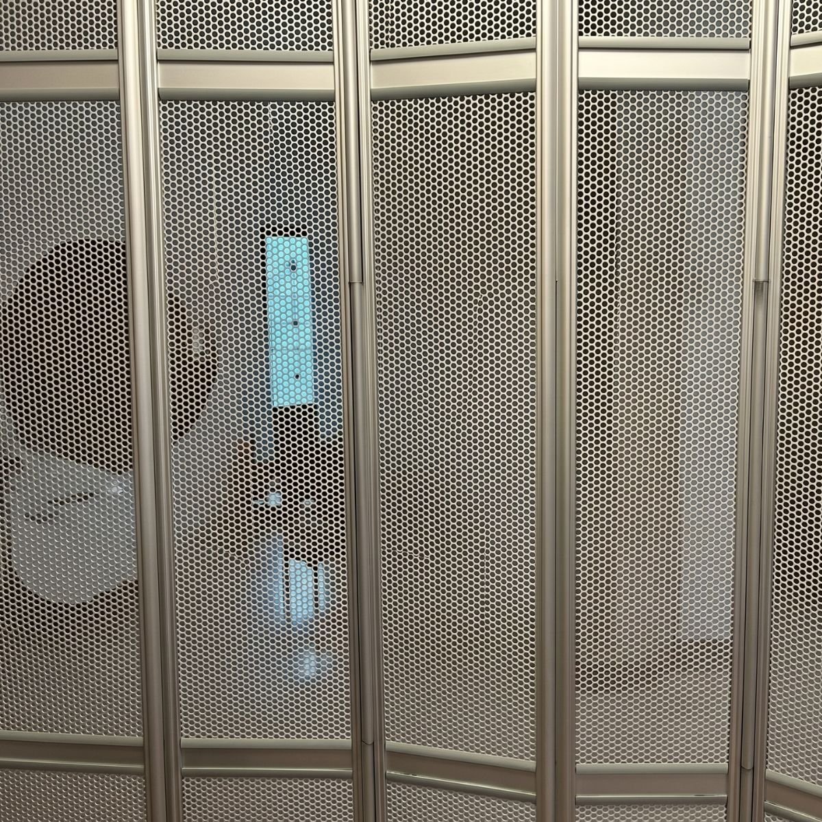 Proporciones y medidas de paneles verticales para cortina de aluminio multiperforada Modelo Kamaleónika.
