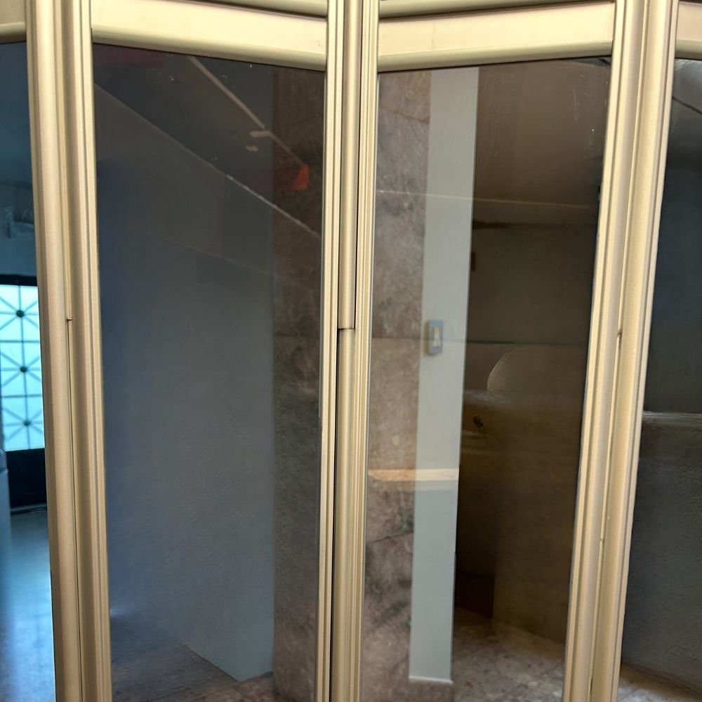 Primer plano de la estructura compuesta de la cortina de aluminio Modelo Lexana con inserciones transparentes. Cortina de policarbonato.