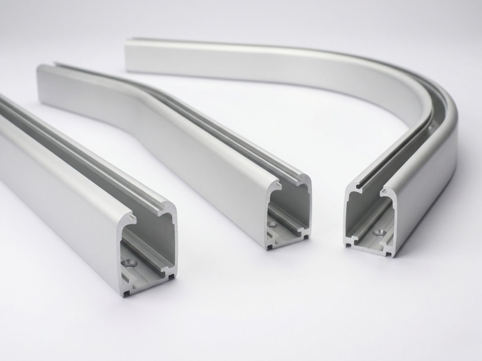Rieles curvos de aluminio para trayectorias circulares de cortina multiperforada.