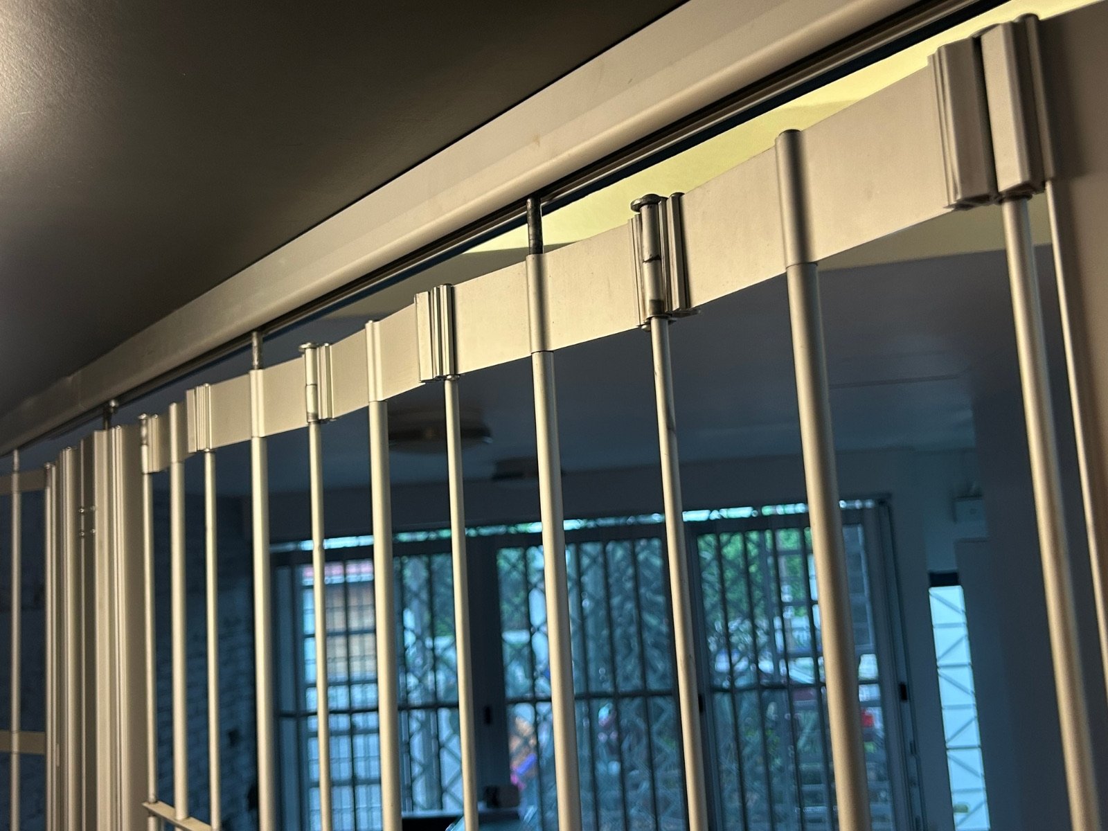 Riel superior de aluminio para cortina corrediza Modelo Clásica.