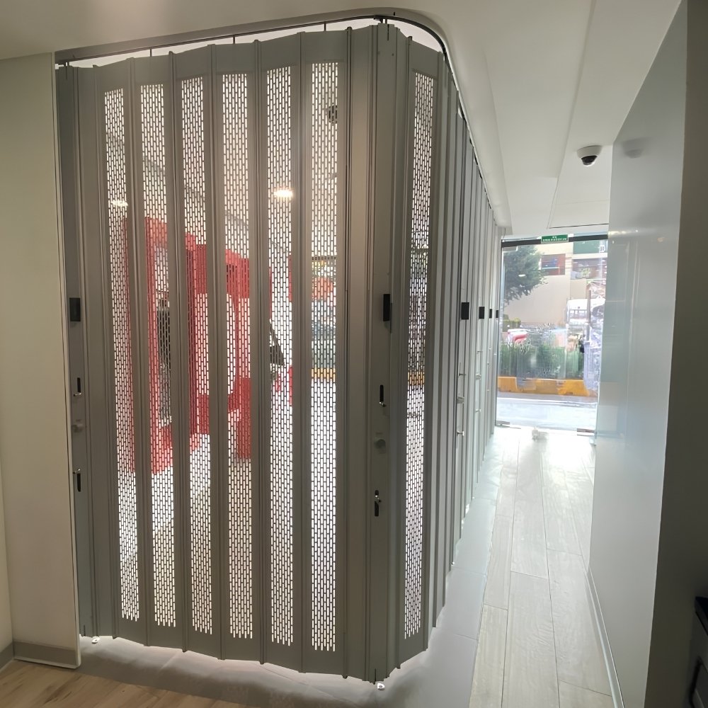 Diseño gráfico para sección de preguntas frecuentes sobre la cortina de aluminio Modelo Aíra, destacando su resistencia y estructura modular.