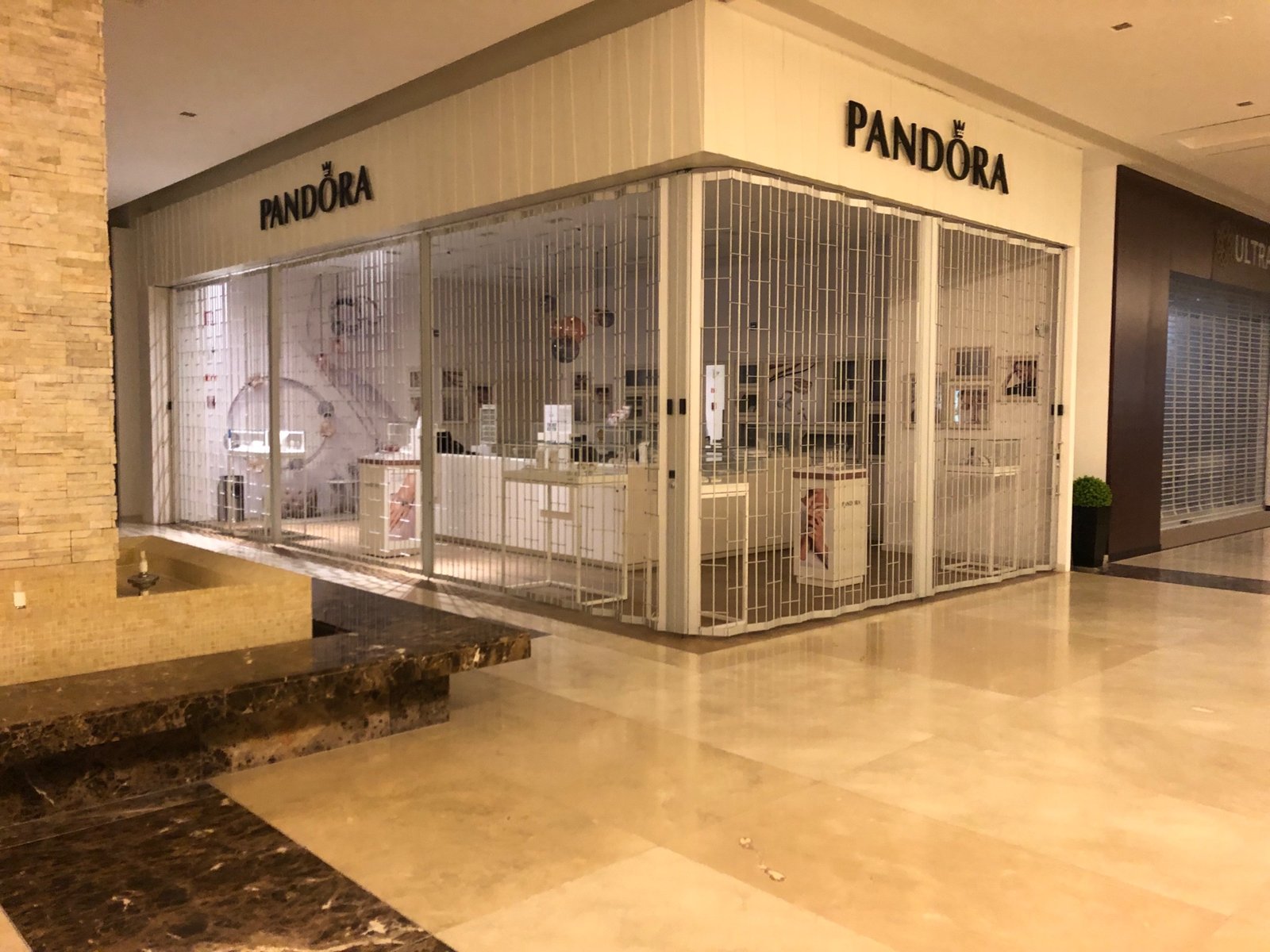 Galería de detalles de instalación y fabricación de cortinas de seguridad para comercios, mostrando la versatilidad de nuestras cortinas enrollables y sistemas de cortinas corredizas. Proveemos soluciones arquitectónicas de alta resistencia en cortinas de acero y diseños estéticos en cortinas de aluminio, abarcando desde cortinas metálicas clásicas hasta innovadoras cortinas plegables para la máxima protección comercial.