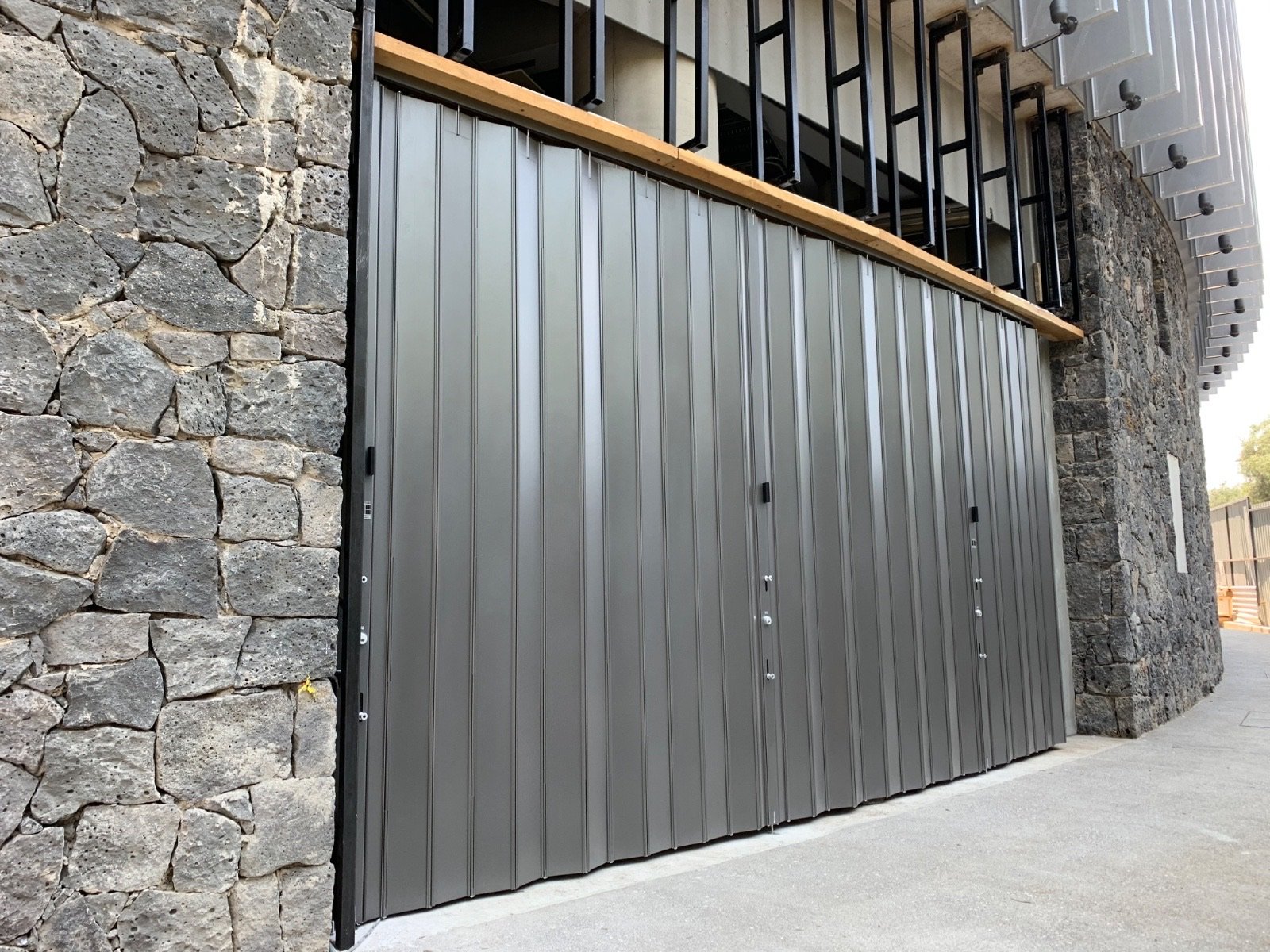 Galería de detalles de instalación y fabricación de cortinas de seguridad para comercios, mostrando la versatilidad de nuestras cortinas enrollables y sistemas de cortinas corredizas. Proveemos soluciones arquitectónicas de alta resistencia en cortinas de acero y diseños estéticos en cortinas de aluminio, abarcando desde cortinas metálicas clásicas hasta innovadoras cortinas plegables para la máxima protección comercial.