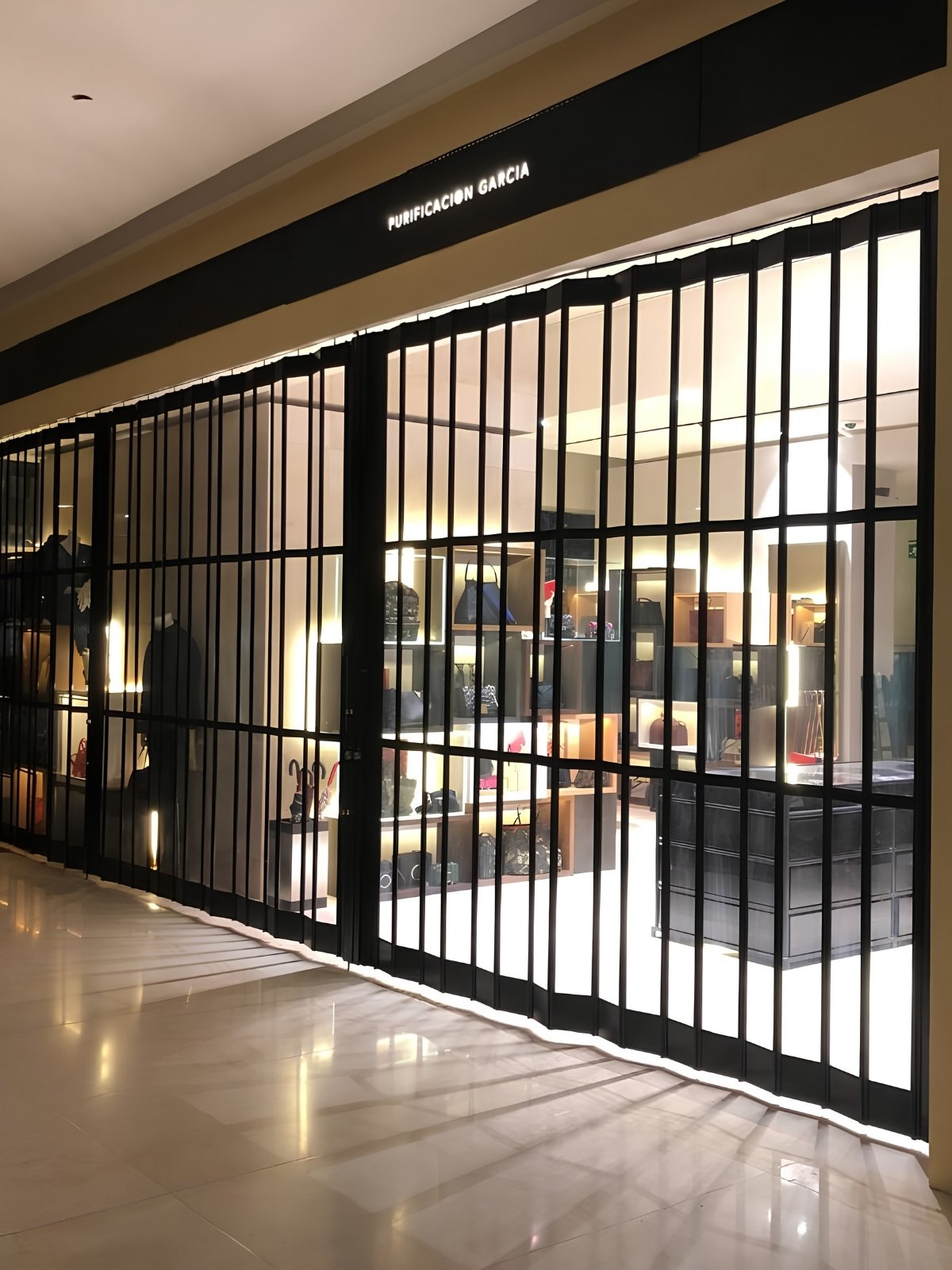 Fachada comercial con el Modelo Cristalina, una cortina de cristal con paneles de cristal templado.