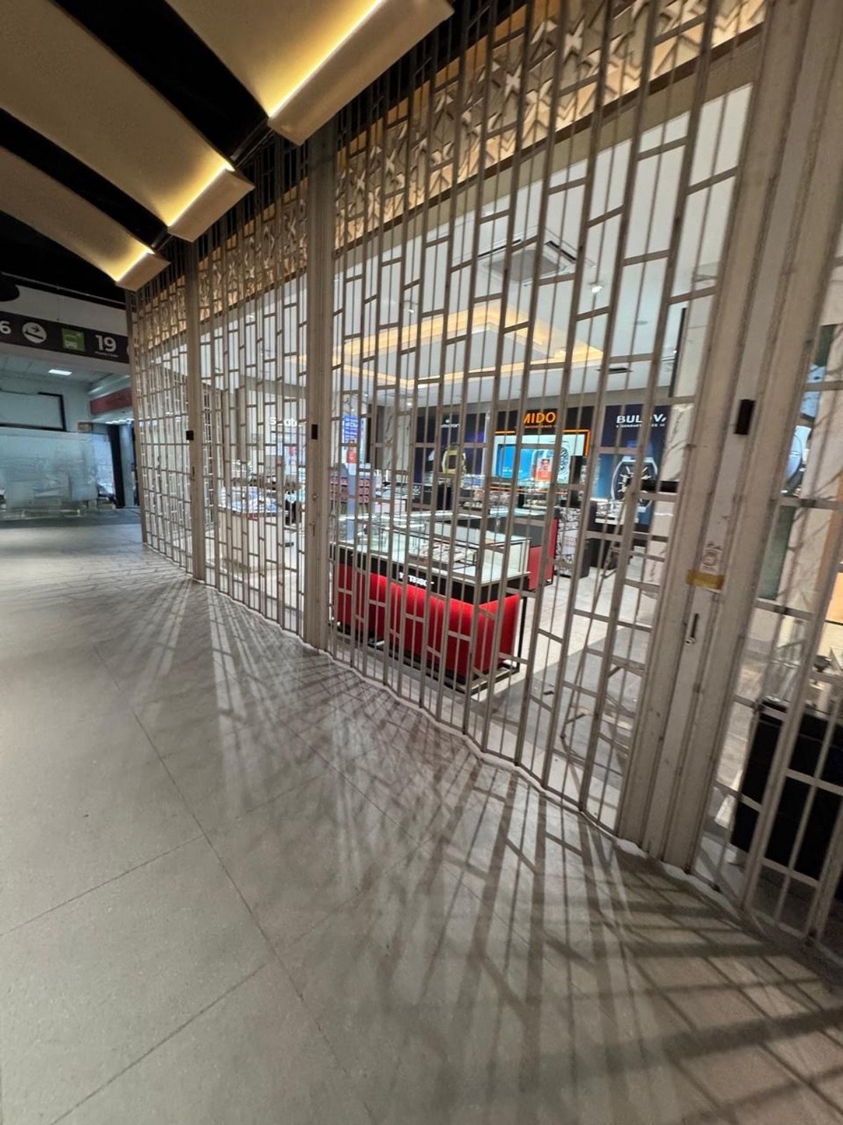 Fachada comercial con Modelo Protecta, cortina tubular con soleras de alta seguridad.