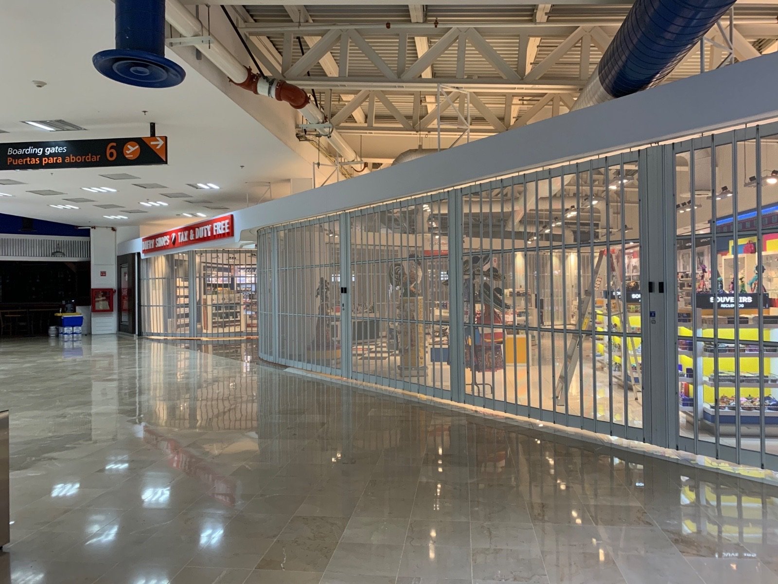 Galería de detalles de instalación y fabricación de cortinas de seguridad para comercios, mostrando la versatilidad de nuestras cortinas enrollables y sistemas de cortinas corredizas. Proveemos soluciones arquitectónicas de alta resistencia en cortinas de acero y diseños estéticos en cortinas de aluminio, abarcando desde cortinas metálicas clásicas hasta innovadoras cortinas plegables para la máxima protección comercial.