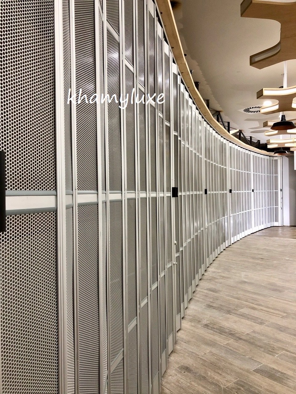 Galería de detalles de instalación y fabricación de cortinas de seguridad para comercios, mostrando la versatilidad de nuestras cortinas enrollables y sistemas de cortinas corredizas. Proveemos soluciones arquitectónicas de alta resistencia en cortinas de acero y diseños estéticos en cortinas de aluminio, abarcando desde cortinas metálicas clásicas hasta innovadoras cortinas plegables para la máxima protección comercial.
