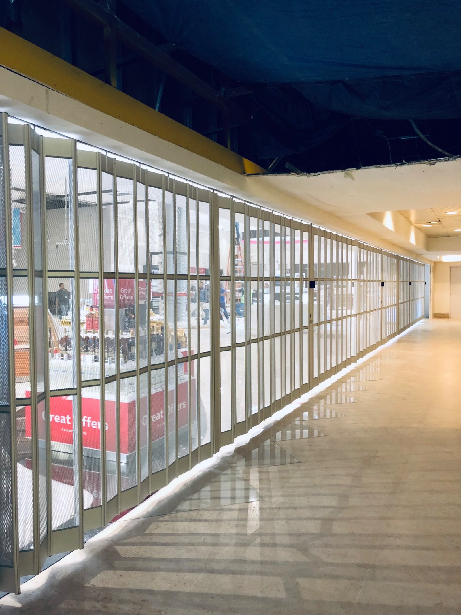 Galería de detalles de instalación y fabricación de cortinas de seguridad para comercios, mostrando la versatilidad de nuestras cortinas enrollables y sistemas de cortinas corredizas. Proveemos soluciones arquitectónicas de alta resistencia en cortinas de acero y diseños estéticos en cortinas de aluminio, abarcando desde cortinas metálicas clásicas hasta innovadoras cortinas plegables para la máxima protección comercial.