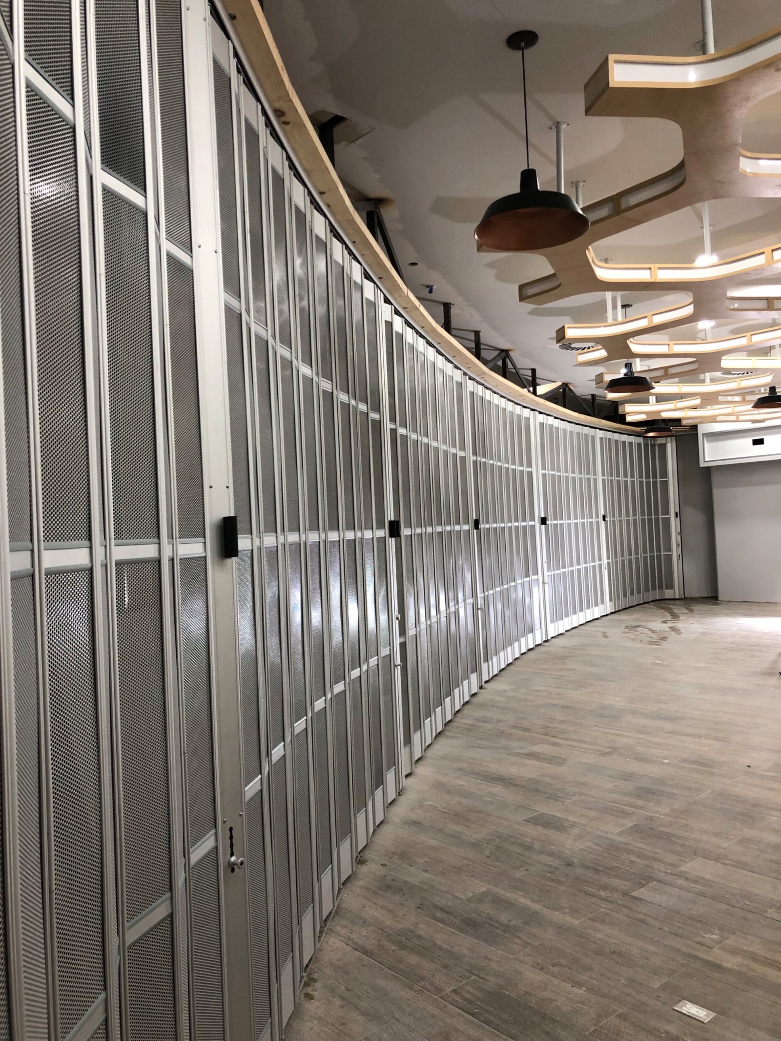 Galería de detalles de instalación y fabricación de cortinas de seguridad para comercios, mostrando la versatilidad de nuestras cortinas enrollables y sistemas de cortinas corredizas. Proveemos soluciones arquitectónicas de alta resistencia en cortinas de acero y diseños estéticos en cortinas de aluminio, abarcando desde cortinas metálicas clásicas hasta innovadoras cortinas plegables para la máxima protección comercial.