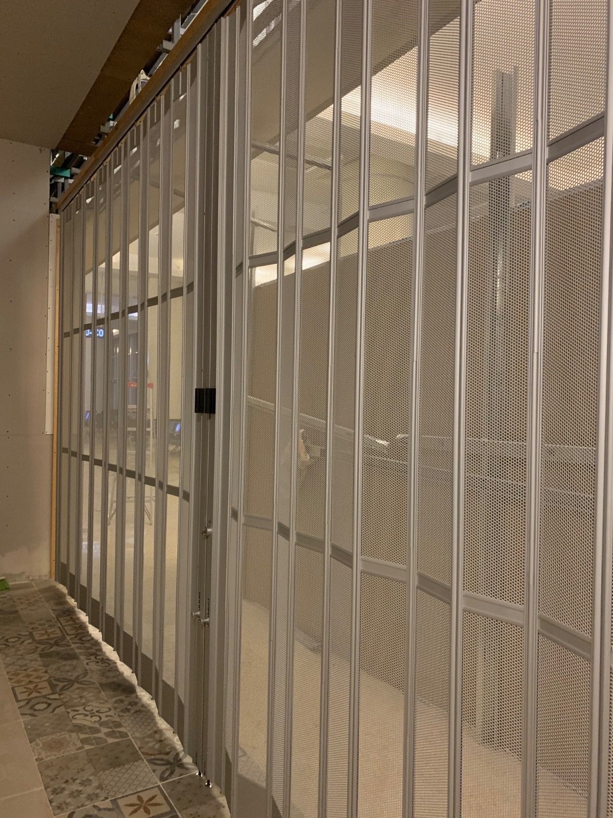 img_kamaleonika_27 Galería de detalles de instalación y fabricación de cortinas de seguridad para comercios, mostrando la versatilidad de nuestras cortinas enrollables y sistemas de cortinas corredizas. Proveemos soluciones arquitectónicas de alta resistencia en cortinas de acero y diseños estéticos en cortinas de aluminio, abarcando desde cortinas metálicas clásicas hasta innovadoras cortinas plegables para la máxima protección comercial.