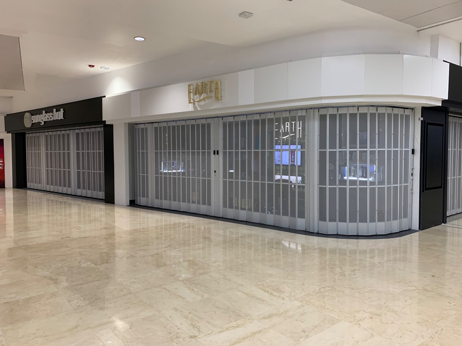 Galería de detalles de instalación y fabricación de cortinas de seguridad para comercios, mostrando la versatilidad de nuestras cortinas enrollables y sistemas de cortinas corredizas. Proveemos soluciones arquitectónicas de alta resistencia en cortinas de acero y diseños estéticos en cortinas de aluminio, abarcando desde cortinas metálicas clásicas hasta innovadoras cortinas plegables para la máxima protección comercial.