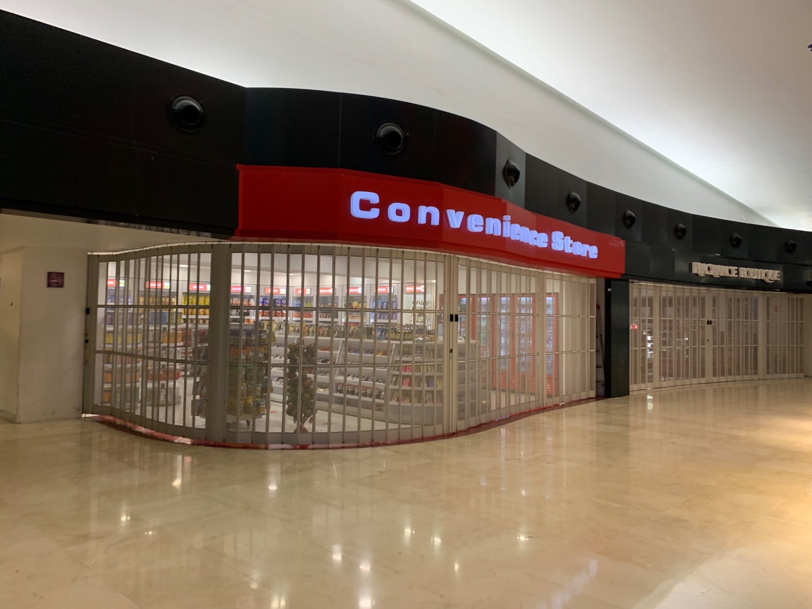 img_kamaleonika_41 Galería de detalles de instalación y fabricación de cortinas de seguridad para comercios, mostrando la versatilidad de nuestras cortinas enrollables y sistemas de cortinas corredizas. Proveemos soluciones arquitectónicas de alta resistencia en cortinas de acero y diseños estéticos en cortinas de aluminio, abarcando desde cortinas metálicas clásicas hasta innovadoras cortinas plegables para la máxima protección comercial.