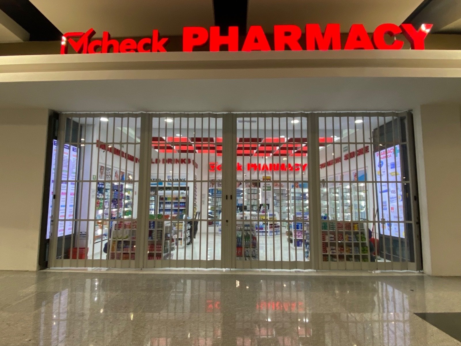 Galería de detalles de instalación y fabricación de cortinas de seguridad para comercios, mostrando la versatilidad de nuestras cortinas enrollables y sistemas de cortinas corredizas. Proveemos soluciones arquitectónicas de alta resistencia en cortinas de acero y diseños estéticos en cortinas de aluminio, abarcando desde cortinas metálicas clásicas hasta innovadoras cortinas plegables para la máxima protección comercial.