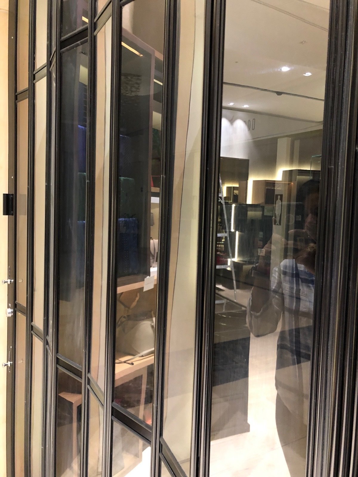 Galería de detalles de instalación y fabricación de cortinas de seguridad para comercios, mostrando la versatilidad de nuestras cortinas enrollables y sistemas de cortinas corredizas. Proveemos soluciones arquitectónicas de alta resistencia en cortinas de acero y diseños estéticos en cortinas de aluminio, abarcando desde cortinas metálicas clásicas hasta innovadoras cortinas plegables para la máxima protección comercial.