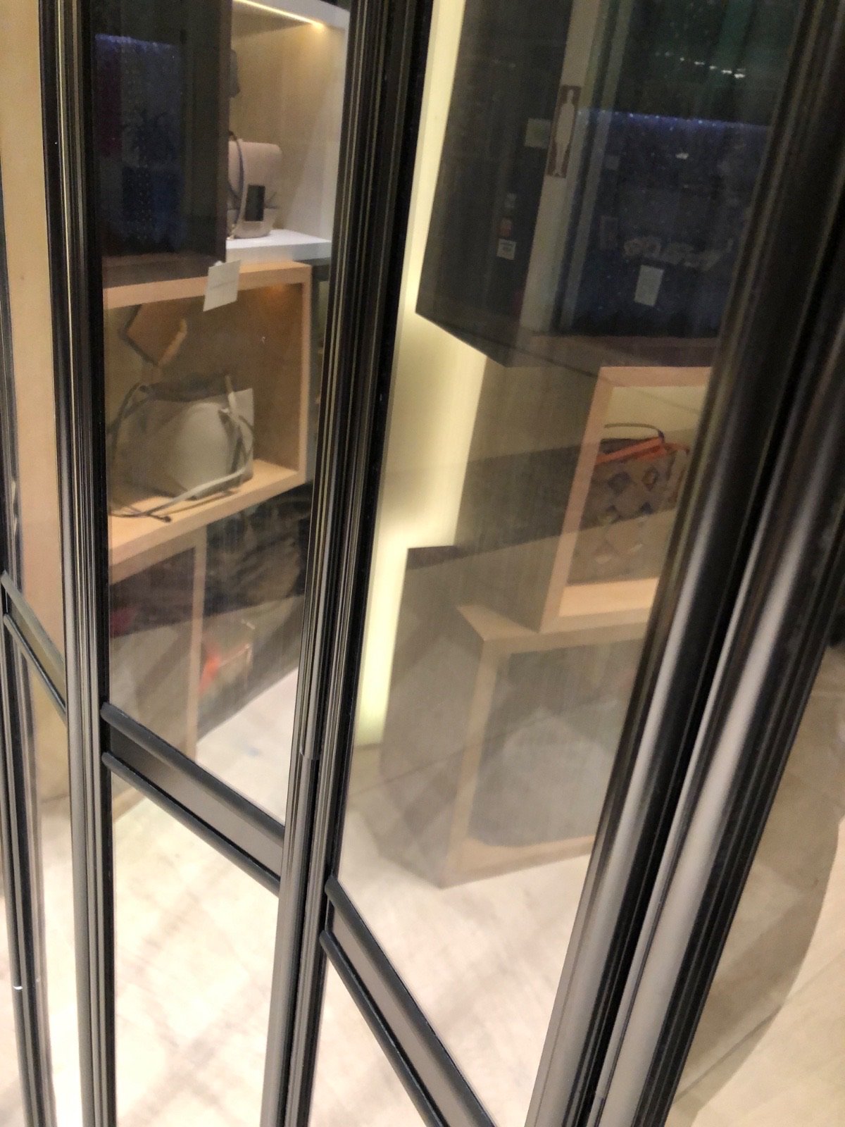 Galería de detalles de instalación y fabricación de cortinas de seguridad para comercios, mostrando la versatilidad de nuestras cortinas enrollables y sistemas de cortinas corredizas. Proveemos soluciones arquitectónicas de alta resistencia en cortinas de acero y diseños estéticos en cortinas de aluminio, abarcando desde cortinas metálicas clásicas hasta innovadoras cortinas plegables para la máxima protección comercial.