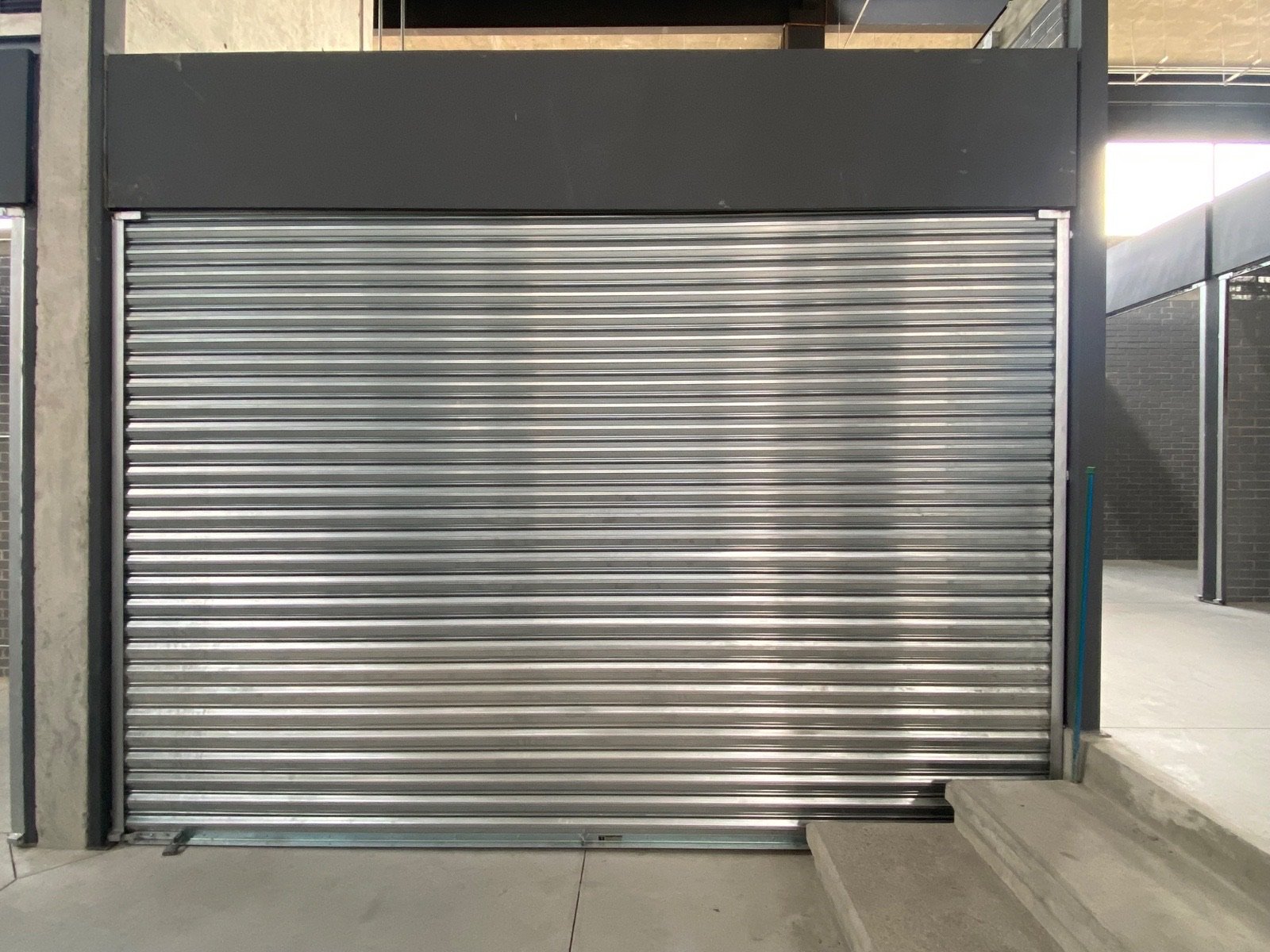 Galería de detalles de instalación y fabricación de cortinas de seguridad para comercios, mostrando la versatilidad de nuestras cortinas enrollables y sistemas de cortinas corredizas. Proveemos soluciones arquitectónicas de alta resistencia en cortinas de acero y diseños estéticos en cortinas de aluminio, abarcando desde cortinas metálicas clásicas hasta innovadoras cortinas plegables para la máxima protección comercial.