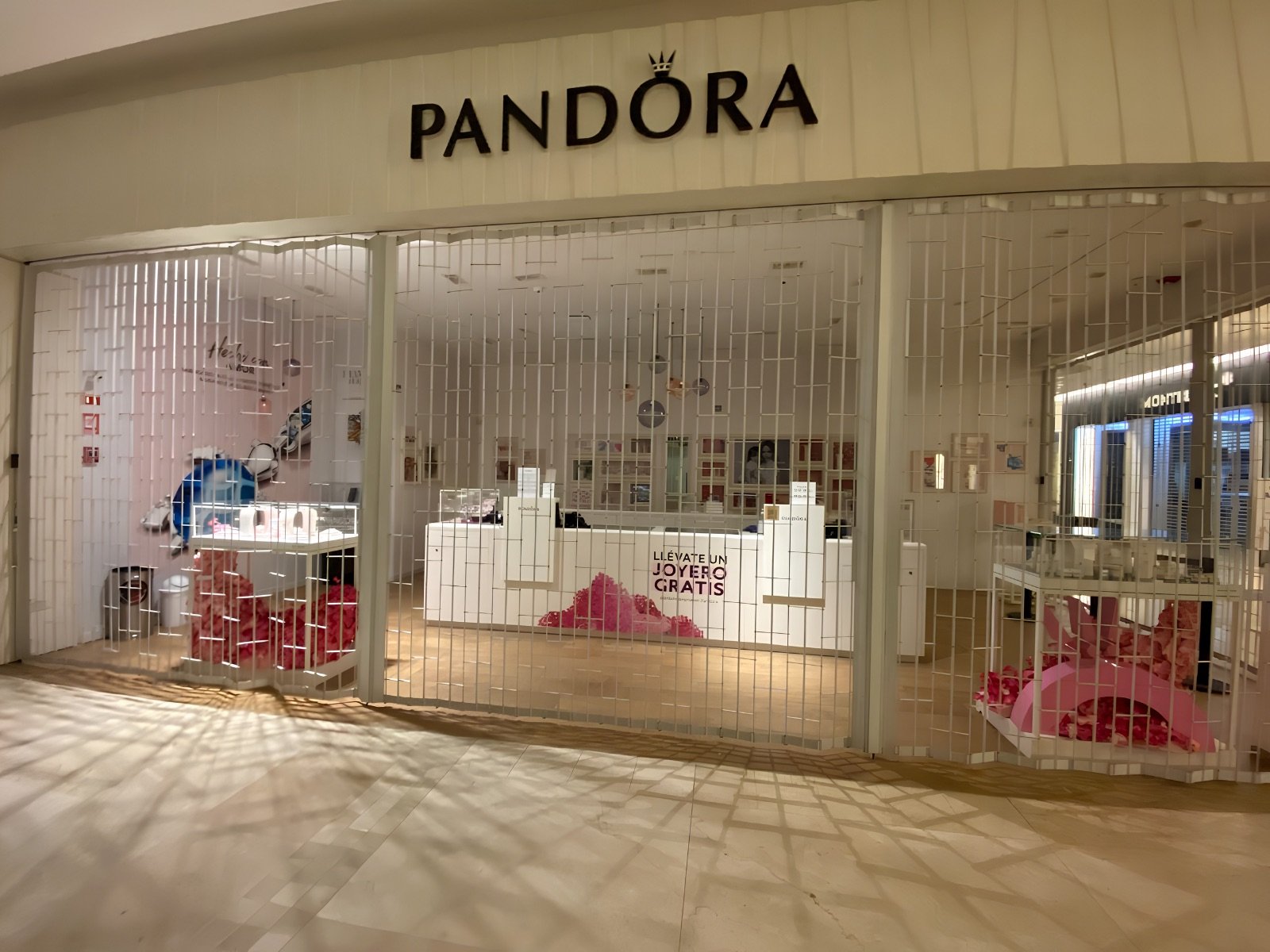 Instalación de cortina corrediza Modelo Protecta en local comercial Pandora.