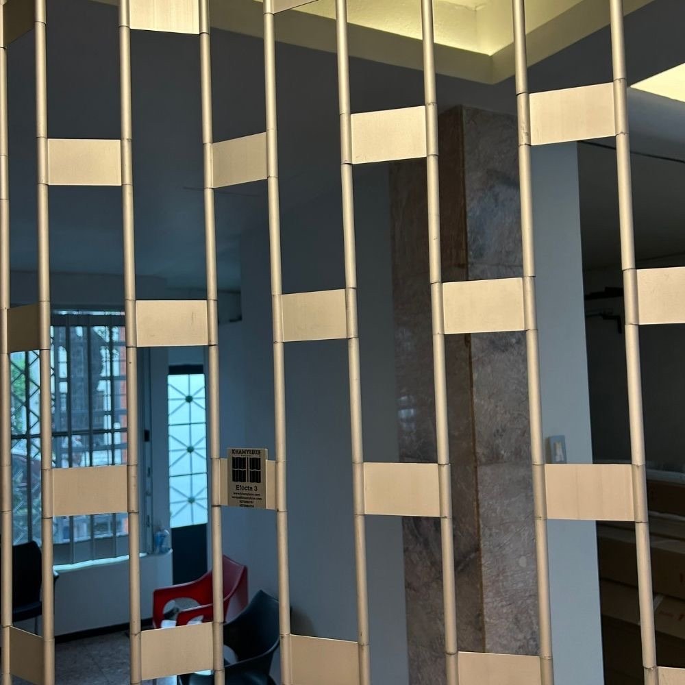 Detalle de estructura de cortina de aluminio con diseño modular del Modelo Efecta. Cortina seccionada.