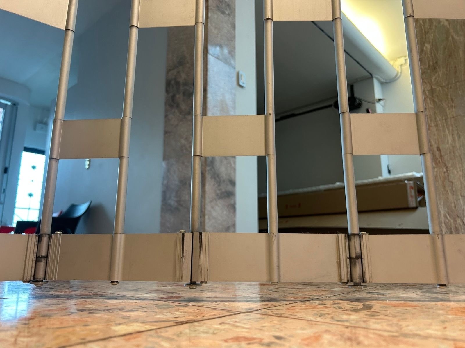 Vista a nivel de piso de la guía de arrastre en cortina de aluminio del Modelo Efecta.